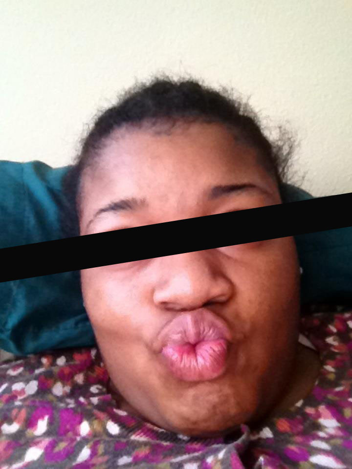 Si-a pierdut iPad-ul si a inceput sa primeasca imagini de la hoata. In ce ipostaze se pozeaza tanara