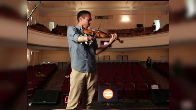 Tanarul care a reusit sa invinga destinul.A ajuns violonist profesionist,desi s-a nascut fara o mana