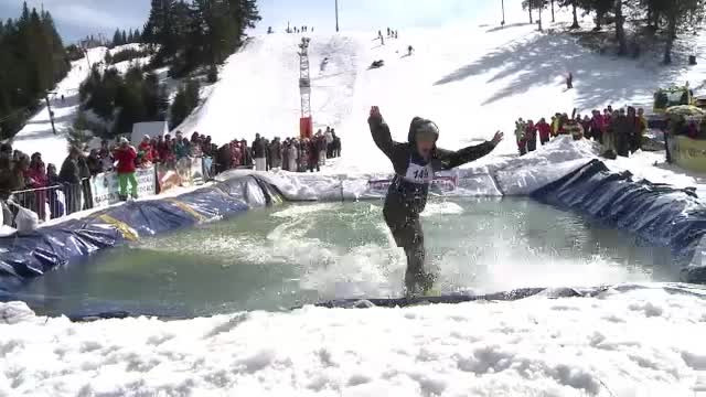 Final de sezon spectaculos pe partiile din Paltinis. Turistii au planat cu schiurile pe apa. VIDEO