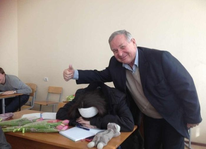 Cum s-a fotografiat un profesor cu eleva din ultimul rand care i-a adormit la ore. Toata clasa a ras