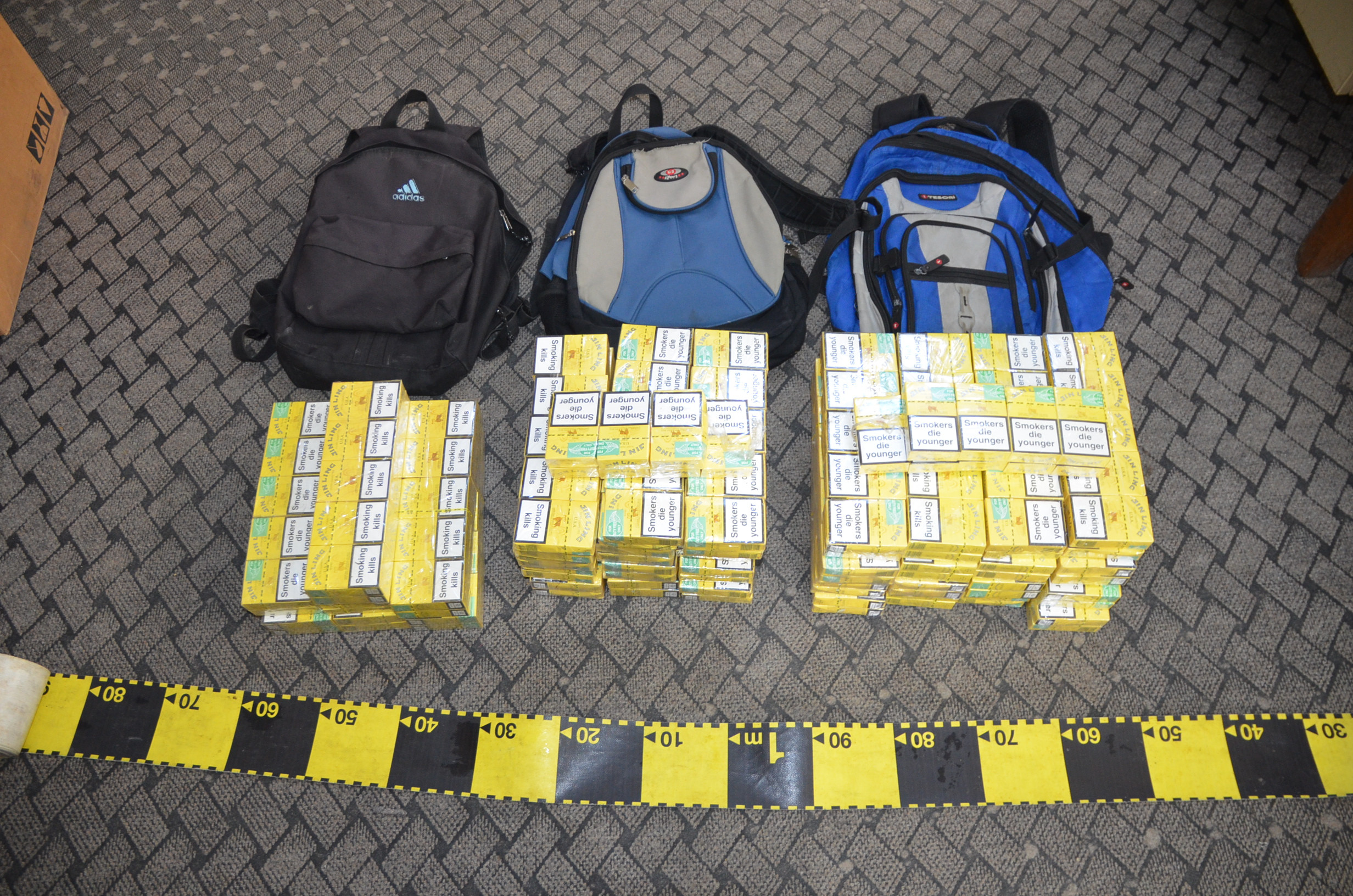 Trei elevi din Satu Mare au fost prinsi cu tigari de contrabanda in ghiozdane