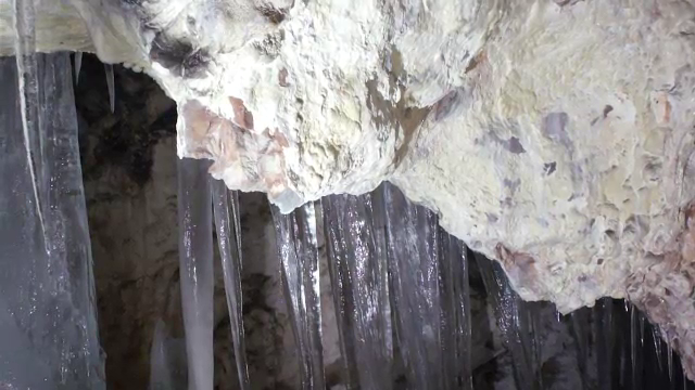 20 de cercetatori romani incearca sa dezlege un mister vechi de 5.000 de ani, ascuns intr-un ghetar