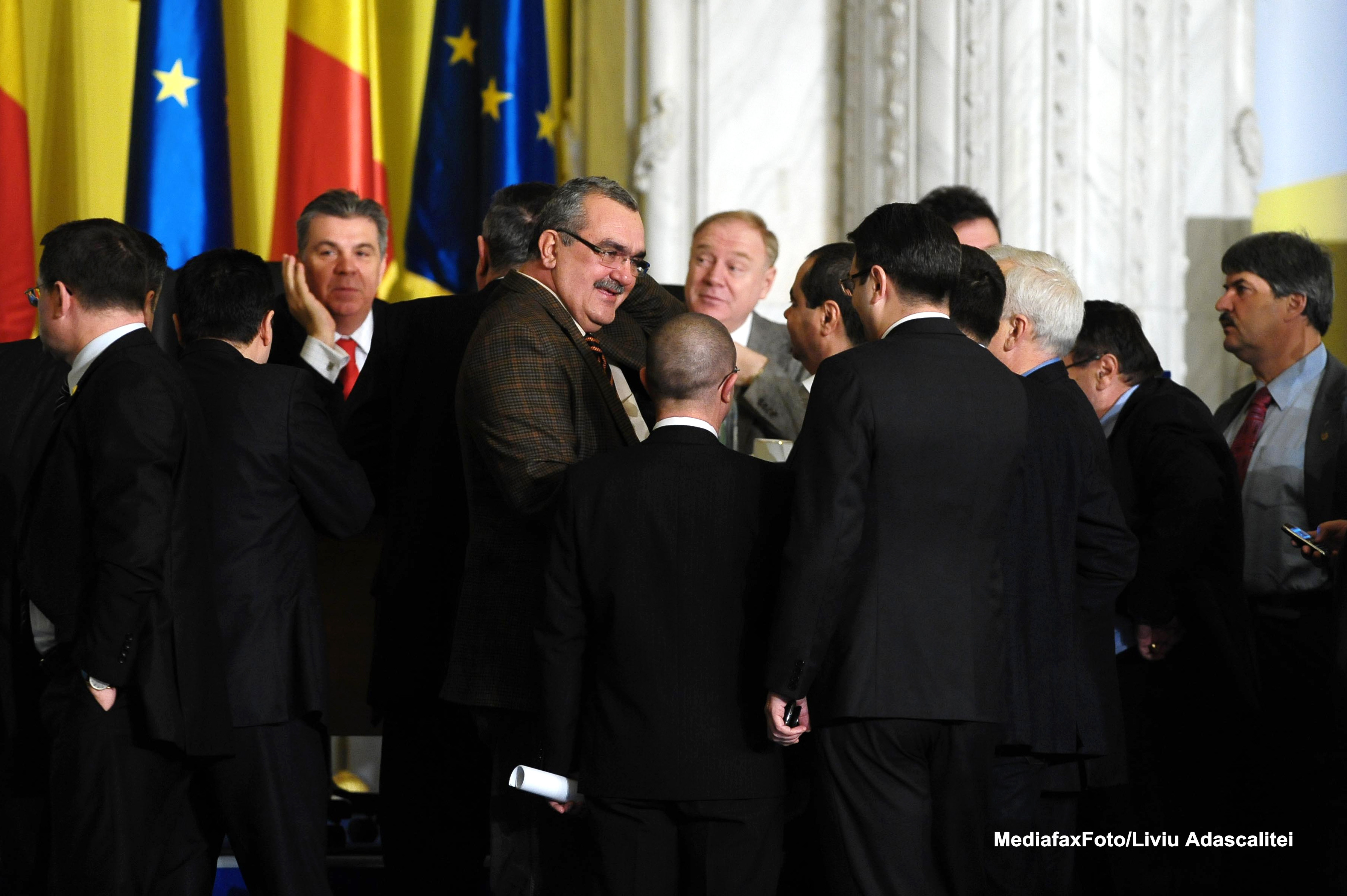 Idei ciudate ale parlamentarilor: buton de panica, un copac la fiecare nou-nascut si Ziua Primarului