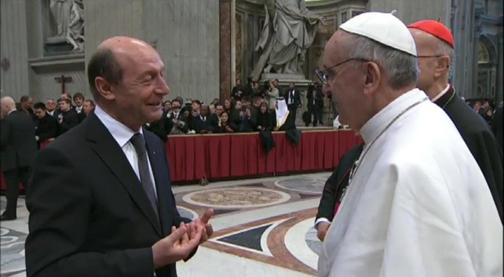 Traian Basescu a dat mana la Vatican cu Papa Francisc