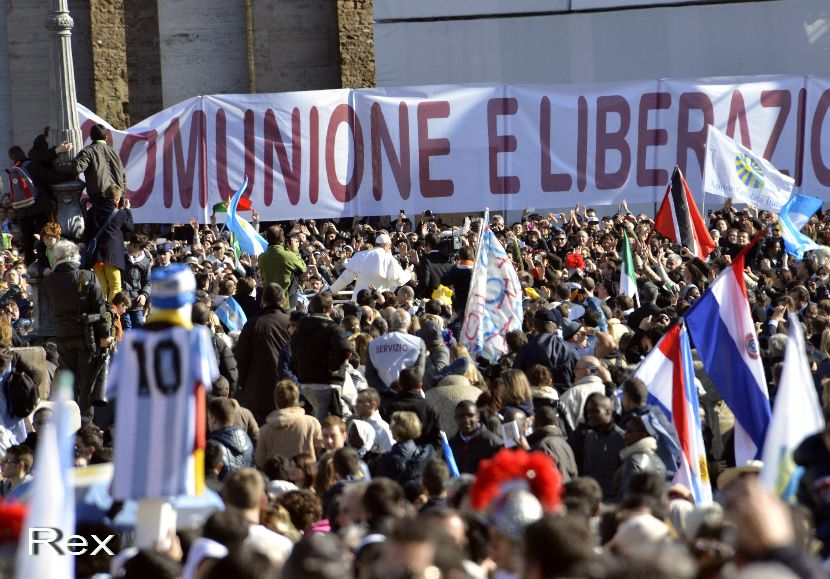 Salutul neobisnuit si noii pantofi ai Papei: cele mai frumoase imagini de azi de la Vatican