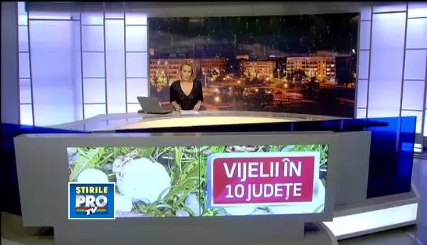 Vijeliile au maturat vestul si sudul tarii. Soferul unei Dacii, la un pas sa fie strivit de un copac