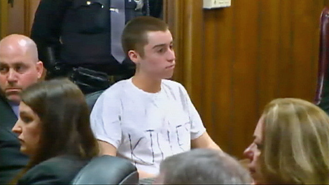 "Este un monstru!" Tanarul care a ucis 3 colegi a ras de victimele sale si a facut un gest obscen