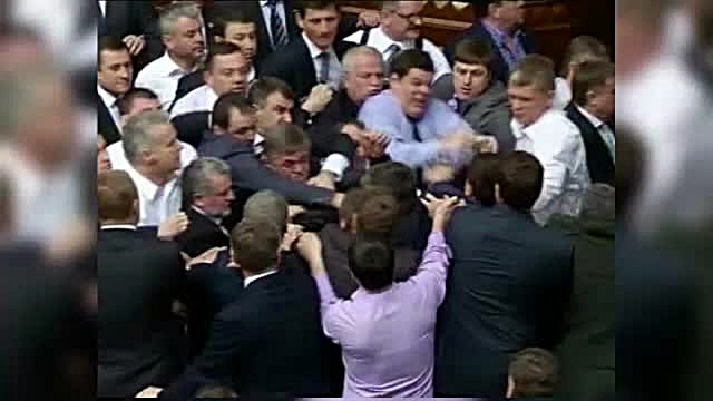 Violente in Parlamentul Ucrainei. Alesii poporului s-au batut dupa ce un deputat a vorbit in ruseste