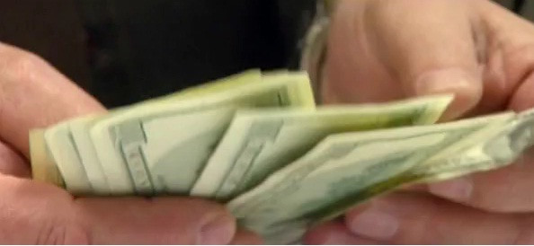 Peste 100 de batrani au fost inselati de camatari cu ajutorul politistilor si al postasilor din oras