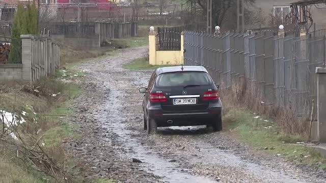 Satui sa umble prin noroi, localnicii din Tara Oasului au inceput sa asfalteze pe banii lor