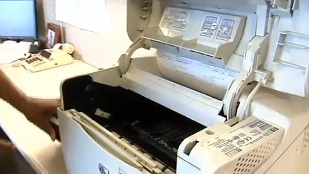 Ce a gasit un barbat in imprimanta de la birou. “Am facut o femeie fericita cu asta”