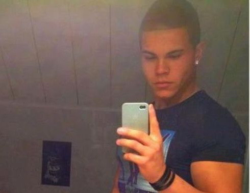 Cel mai tare baiat din liceu s-a facut de ras pe internet. Detaliul rusinos scapat in fotografie