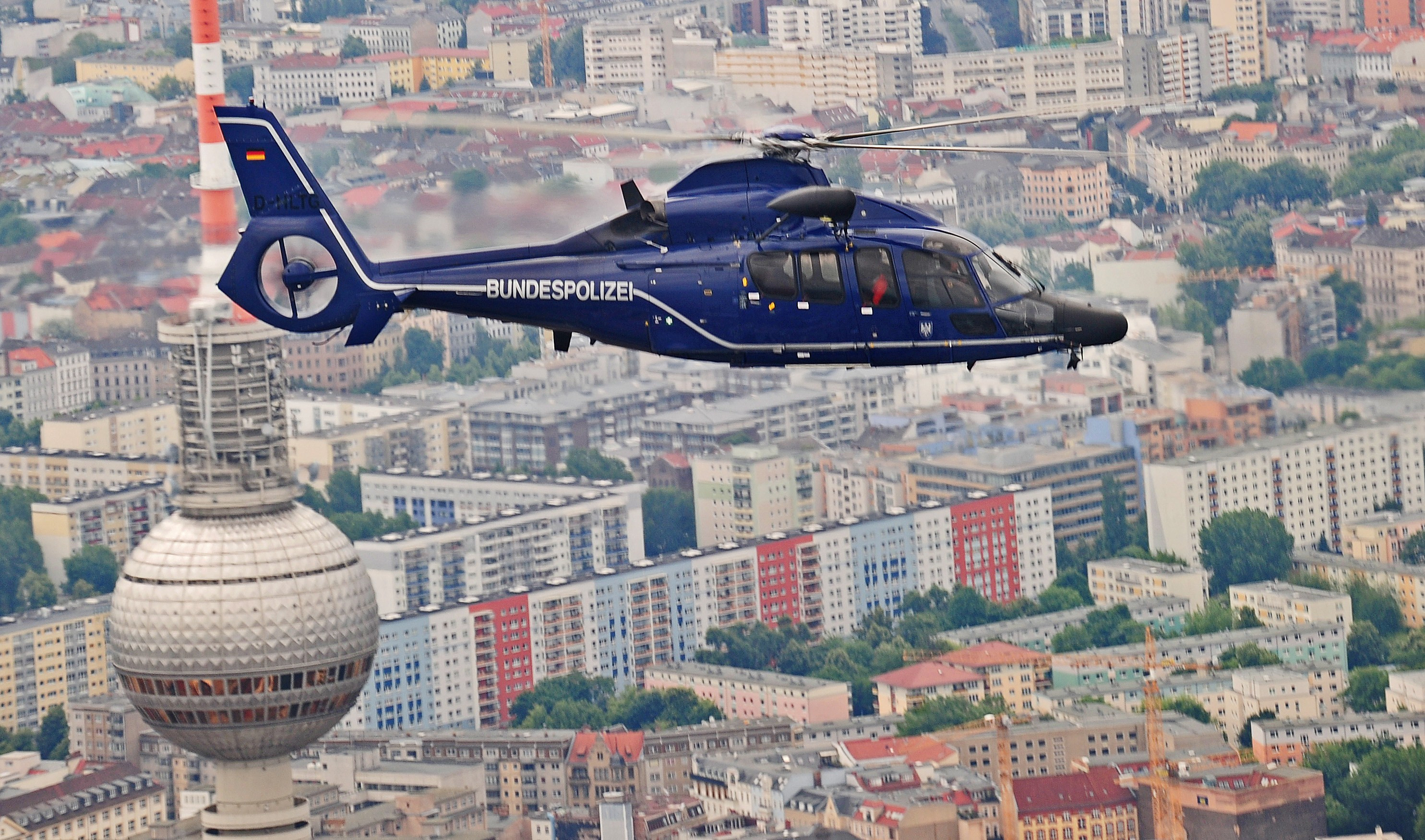 Cel putin un mort dupa ce doua elicoptere de politie s-au ciocnit in aer la Berlin. VIDEO