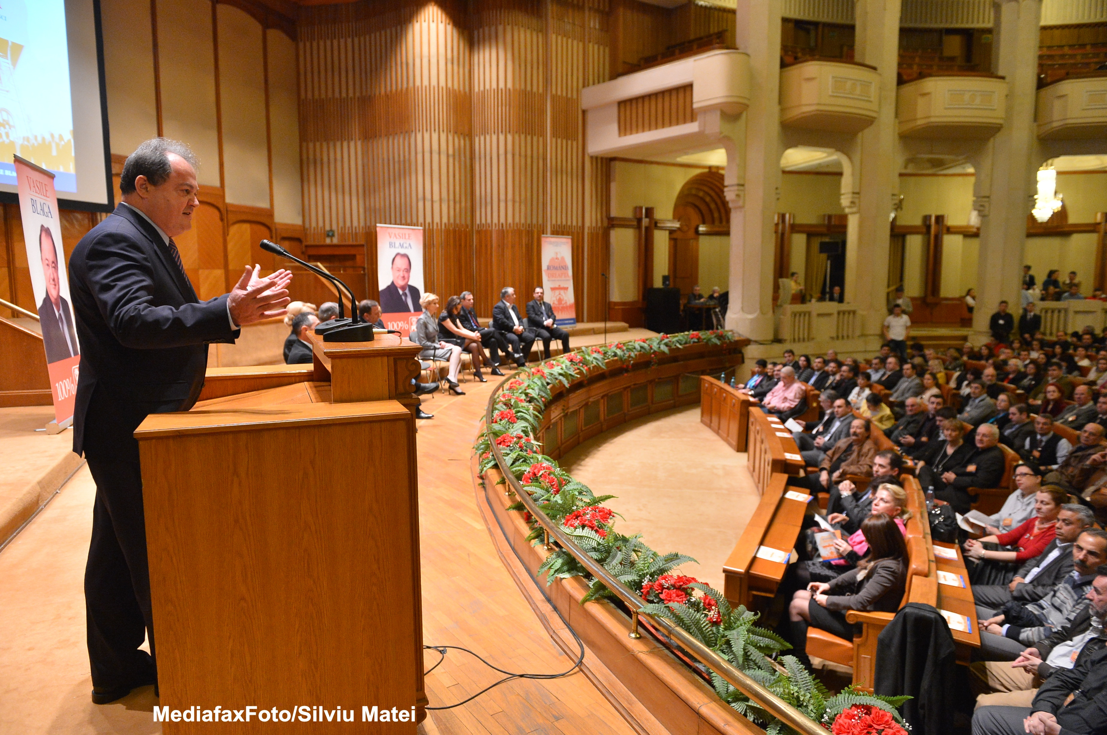 Blaga: PDL va intra in greva parlamentara daca puterea va veni marti in Camera cu legea gratierii