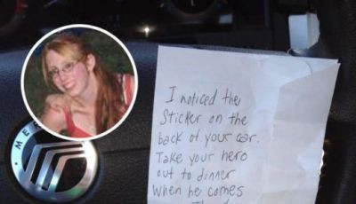 O femeie a izbucnit in plans dupa ce a gasit un bilet in parbrizul masinii. Ce mesaj a primit