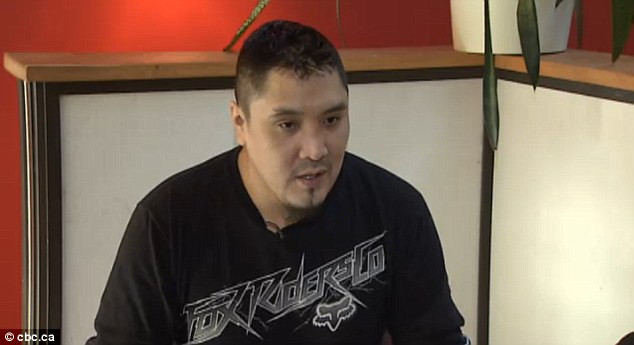 A trait timp de trei ani cu un cutit in spate, fara ca medicii sa observe nimic."Ii dau in judecata"