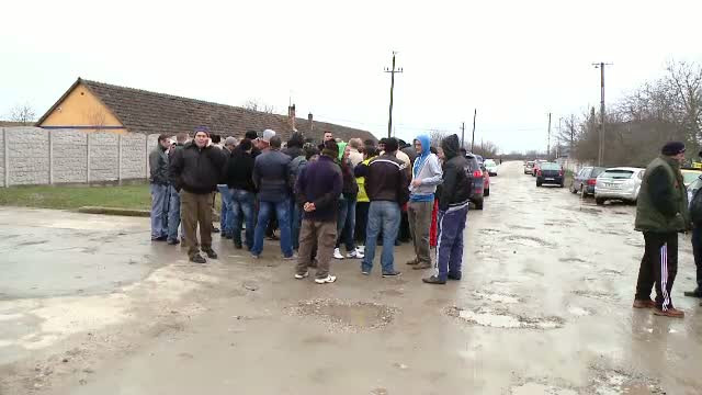 Suparati din cauza drumurilor "ciuruite" de gropi, zeci de persoane din Timis au blocat o sosea