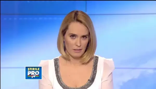 O plaja din Chile, inrosita de sute de mii de creveti adusi la tarm de valuri. VIDEO