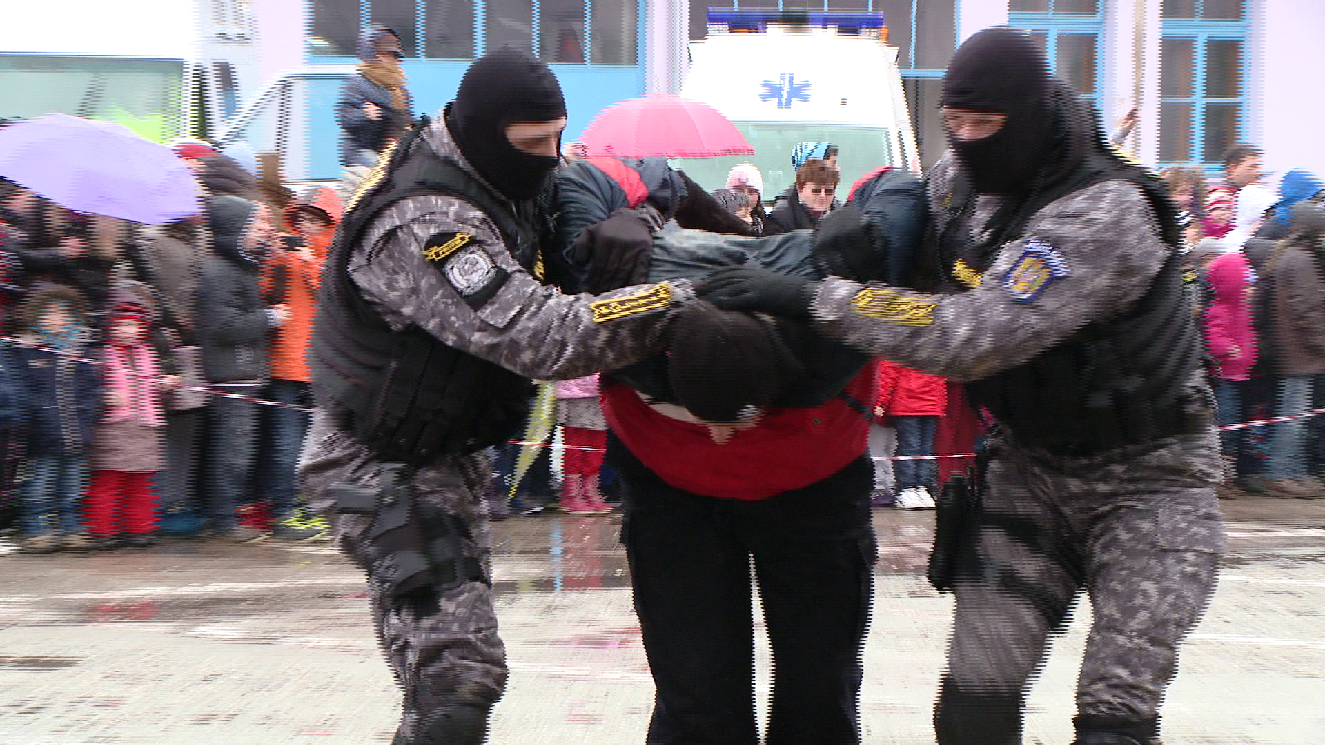 Impuscaturi in curtea IPJ Timis pentru capturarea unui hot. Martori au fost zeci de copii. VIDEO