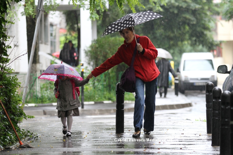 Ploua in toata Romania, insa temperaturile sunt in usoara crestere. Prognoza meteo pana pe 1 aprilie