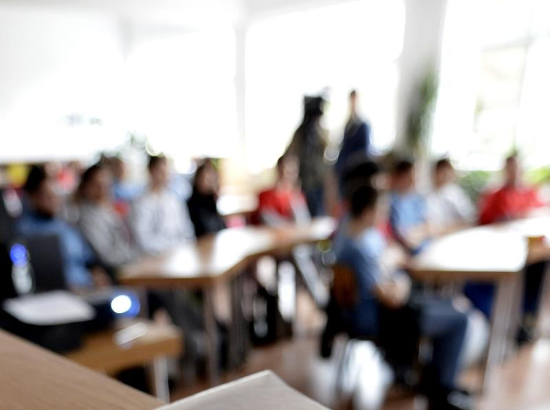 ISMB a deschis luni linia Tel Verde pentru informatii despre inscrierea in invatamantul primar