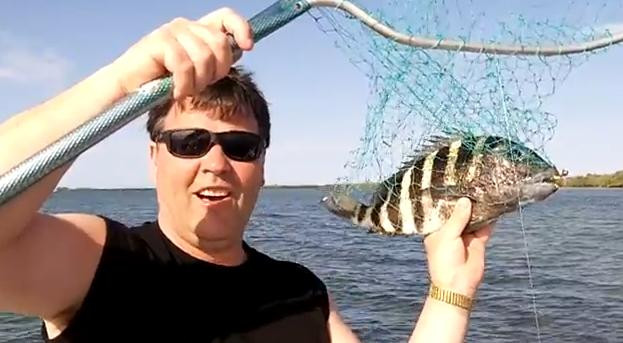 VIDEO. Pescarul tocmai isi lauda captura, insa a ramas mut cand a vazut ce avea pestele in gura