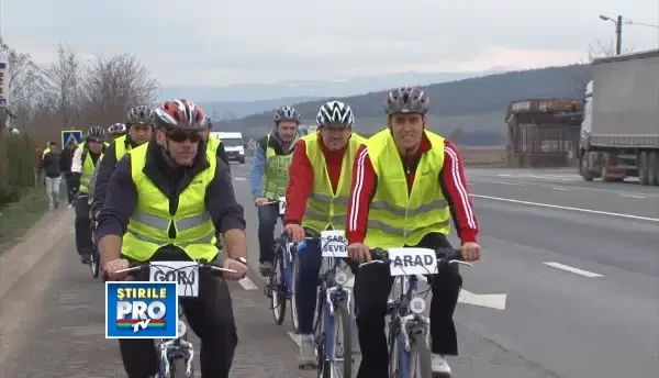 Zeci de politisti, opt judete, un concurs. Politistii au strabatut Vestul tarii, pe bicicleta