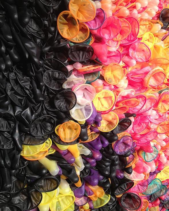 FOTO. Portretul care a starnit controverse. Chipul Papei Benedict XVI-lea, realizat din prezervative