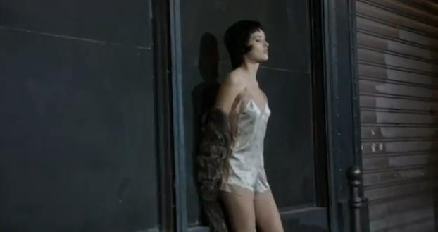 VIDEO. Reclama provocatoare la produsele Louis Vuitton. Doua manechine joaca rolul unor prostituate