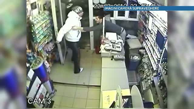 Un vanzator incearca sa opreasca furtul unei sticle de whiskey, dar face prapad in magazin. VIDEO