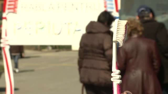 "Rabla" pentru periute de dinti. 4.000 de periute si tot atatea tuburi de pasta s-au epuizat rapid