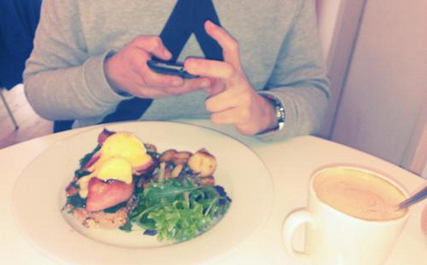 Metoda inedita prin care un blogger incearca sa descurajeze oamenii sa pune poze cu ce mananca pe Facebook! FOTO