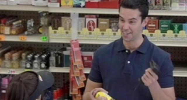 Clientii nici n-au stiut cum sa reactioneze cand l-au vazut asa: Cea mai tare farsa cu un vanzator de la magazin! VIDEO