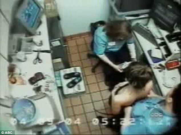 FOTO. O angajata de la McDonald's, dezbracata si abuzata sexual pentru ca ar fi furat o geanta