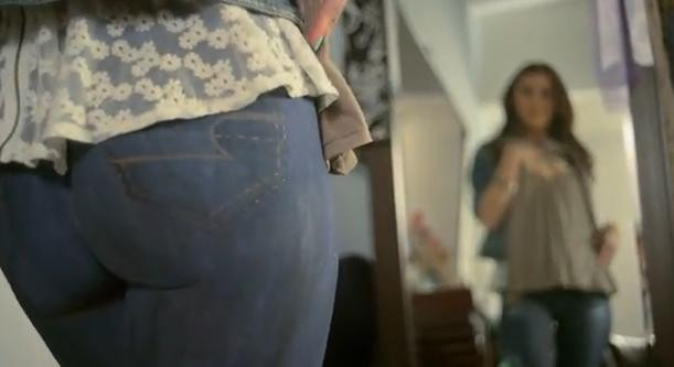 VIDEO. Pare sa fie o simpla reclama la blugi mulati. Realitatea este insa alta