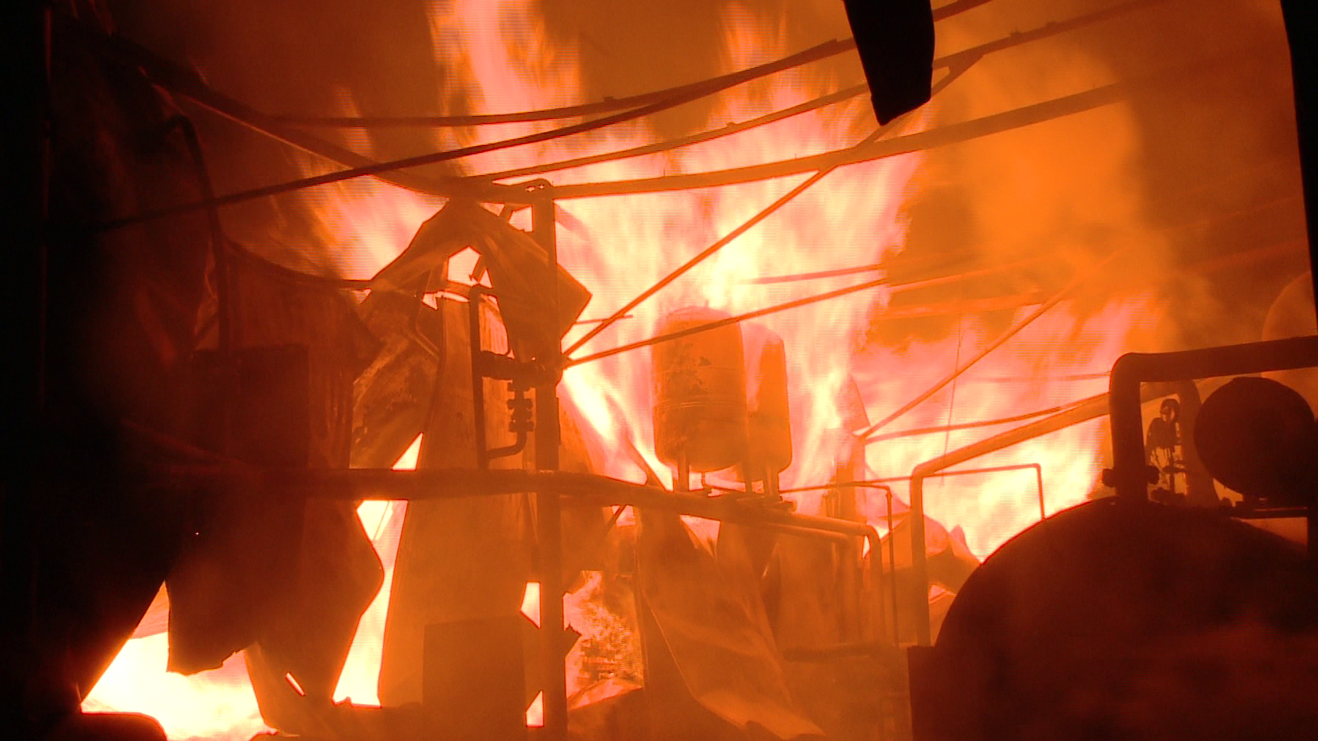 O fabrica de mobila din Reghin a fost, pentru 5 ore, sub stapanirea flacarilor