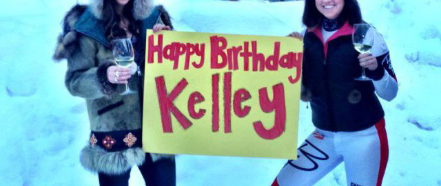 Au vrut sa faca un gest frumos, dar nu au fost atente la detalii. Sarbatorita a ras cu hohote. FOTO