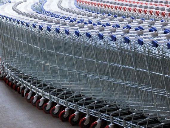 Inca un lant de hipermarketuri pune lacatul pe usa. Cate magazine inchide