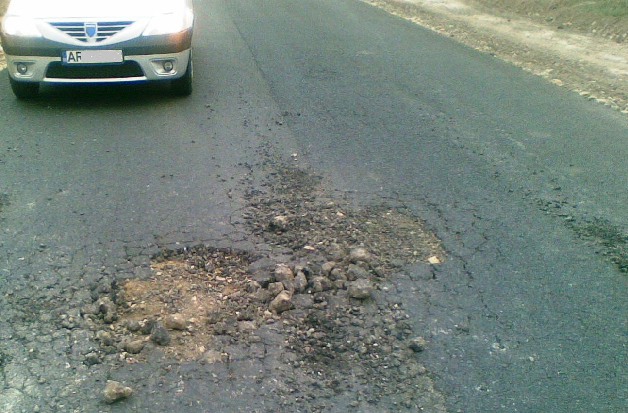 Doua drumuri judetene din Arad arata ca dupa razboi. Motivul pentru care nu mai sunt accidente