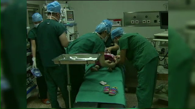 O fetita de 2 ani, salvata in ultima clipa de medicii chinezi, dupa ce a inghitit o moneda