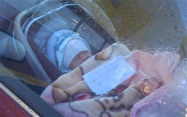 Gestul unei femei a scandalizat lumea intreaga. Ce bilet a lasat langa copilul incuiat in masina