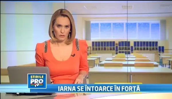Sute de scoli si licee din Romania vor fi inchise marti. Utilajele de deszapezire sunt pregatite