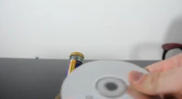 Cum se desface o sticla de bere folosind doar un CD VIDEO