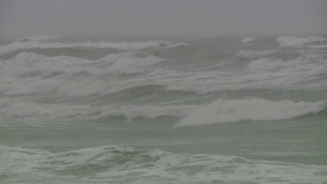Singura veste buna in ziua cu cod galben la mare. Litoralul va fi refacut cu milioanele de la CE