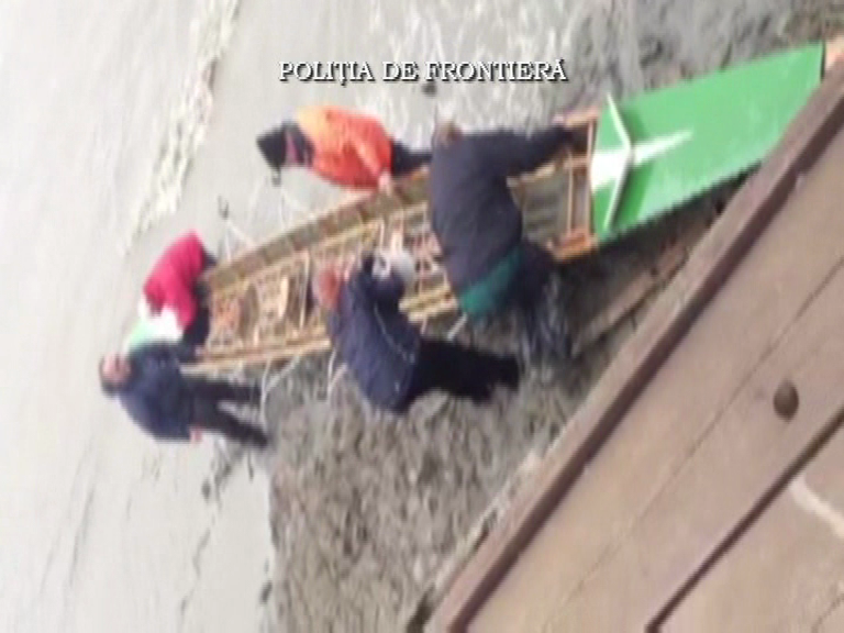Sport extrem pe vreme rea. Sase turisti germani au fost salvati din valurile furioase ale Dunarii