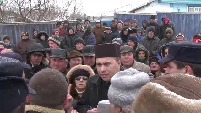 Scandal intr-o parohie din Vaslui. O suta de enoriasi si-au aparat preotul executat silit