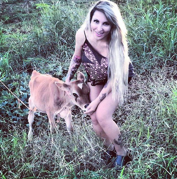 Ipostaza scandaloasa in care s-a pozat modelul cu cel mai mare bust. "Oricum, eu nu sunt normala"