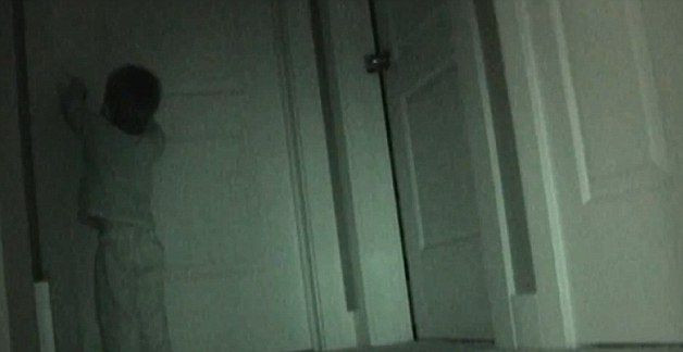 Au montat o camera pe hol, iar a doua zi s-au uitat pe imagini.Ce facea noaptea copilul lor de 2 ani