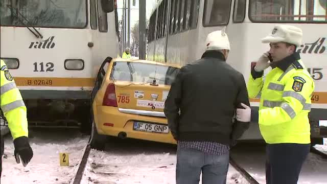 Tanara din taximetrul strivit de cele 2 tramvaie din Capitala s-a ales cu fractura de clavicula