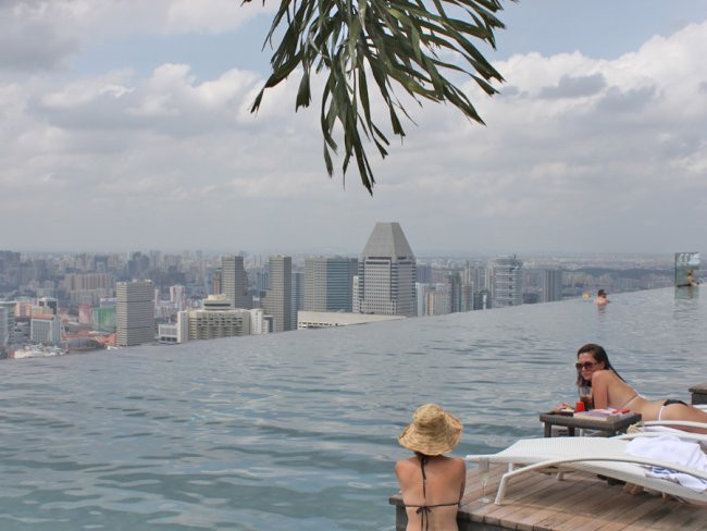 Ai impresia ca vei cadea de pe acoperis. FOTO cu "Piscina Infinit" din Singapore